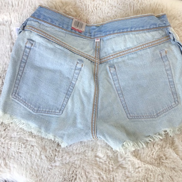 Levi’s wedgie fit high rise ripped cutoff shorts - Picture 5 of 16